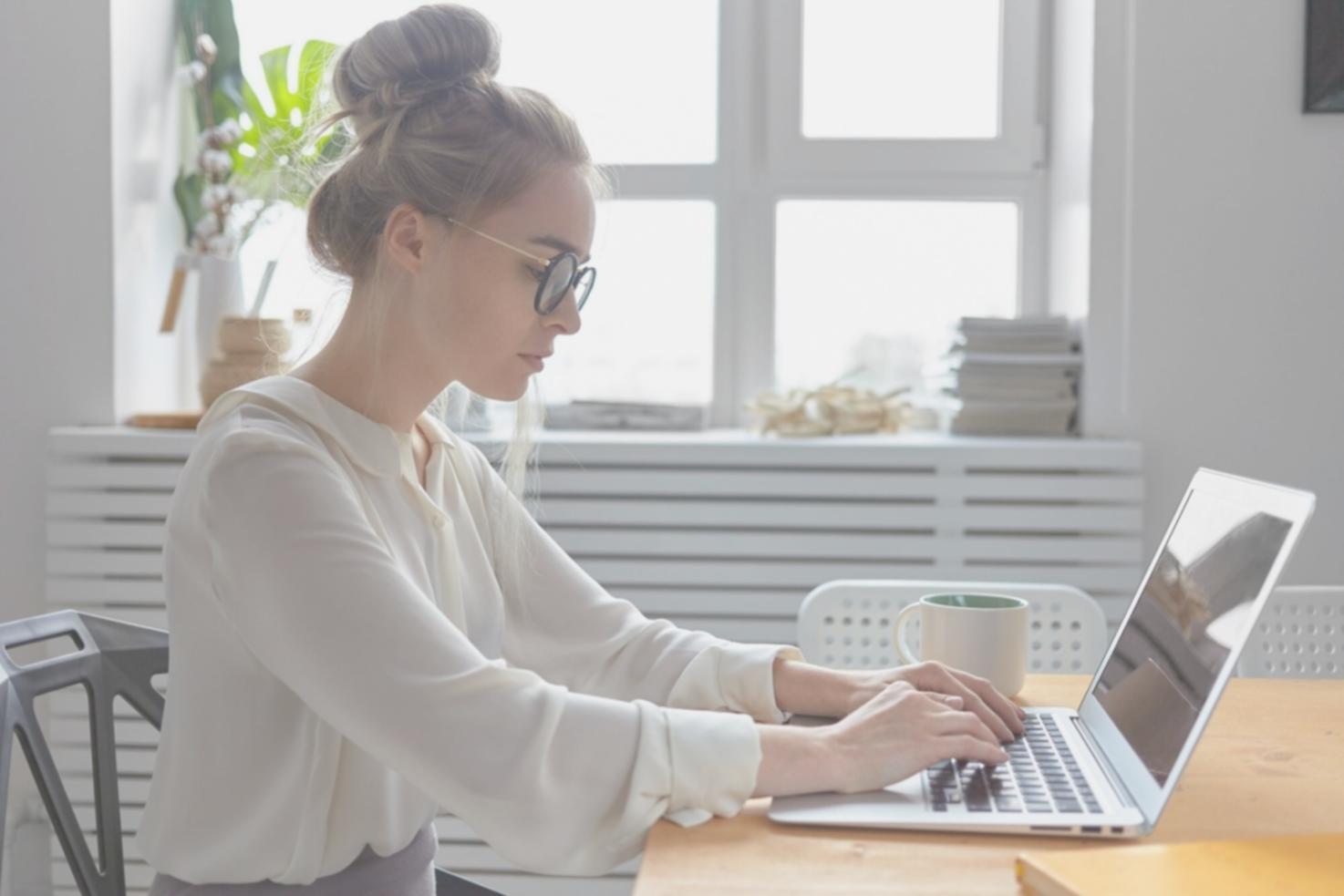 Finanzanalyst bei der Arbeit mit Datenanalyse